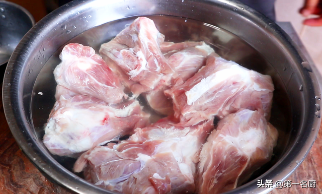 炖排骨汤的做法，清炖排骨汤的做法（放料越多越难吃）