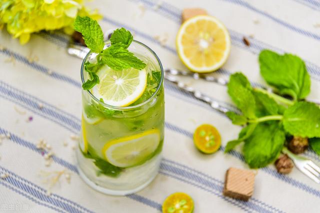 喝柠檬水好吗，经常喝柠檬水有什么好处和坏处（长期坚持会有什么好处和坏处）