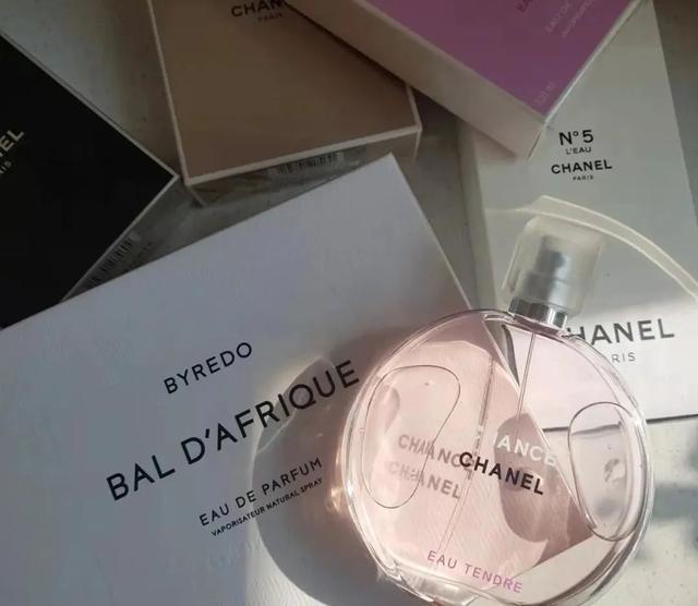 香奈儿粉色邂逅，香奈儿邂逅香水价格表（香奈儿香水的味道究竟有多好闻）