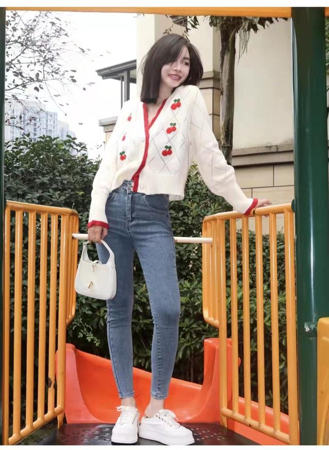 小脚运动裤配什么上衣，小脚运动裤配什么外套（小脚牛仔裤搭配什么上衣和鞋子好看）