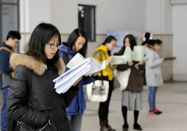读研究生一年要多少钱学费，读研究生一年学费要多少钱（本科生晒出研究生收费单）