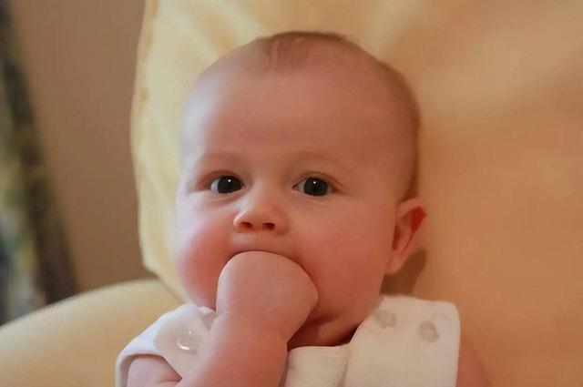 婴儿吃手怎么办如何让孩子戒掉吃手，戒掉宝宝吃手妙招吃手早的孩子要不要阻止怎么办（疏导孩子情绪的3个方法）
