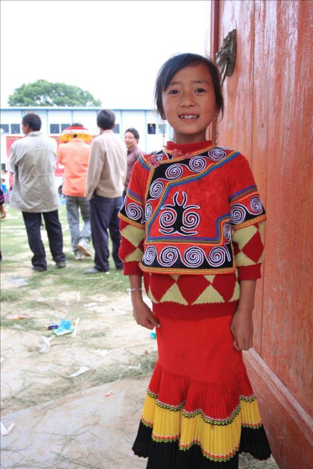 凉山彝族传统服装，中国传统服饰之彝族服饰