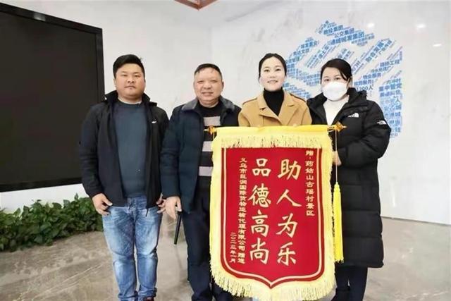 苹果8掉水里没事吧，iPhone8掉进水里怎么办（女游客手机掉进700米峡谷）