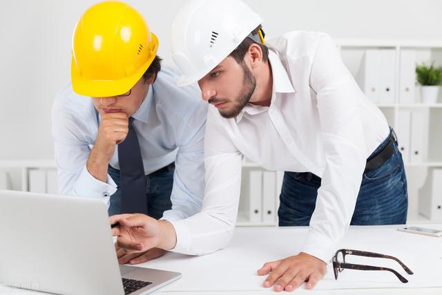 工地白帽子代表什么，工地带白帽子是什么意思（工地帽子颜色等级，黄帽子最难）