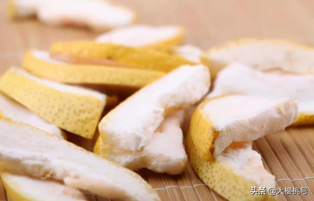 柚子皮泡脚有什么好处，用柚子皮泡脚（柚子皮有什么用处）