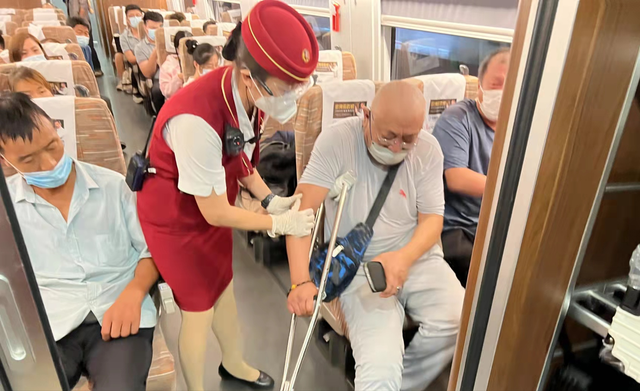 京沪高铁乘务员，怎么应聘高铁乘务员（京沪线上的“百变唐姐”）