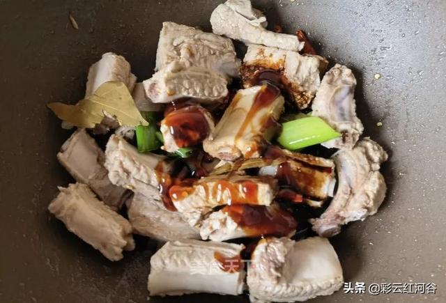 土豆炖排骨的家常做法，豆角土豆炖排骨的家常做法（土豆炖排骨）