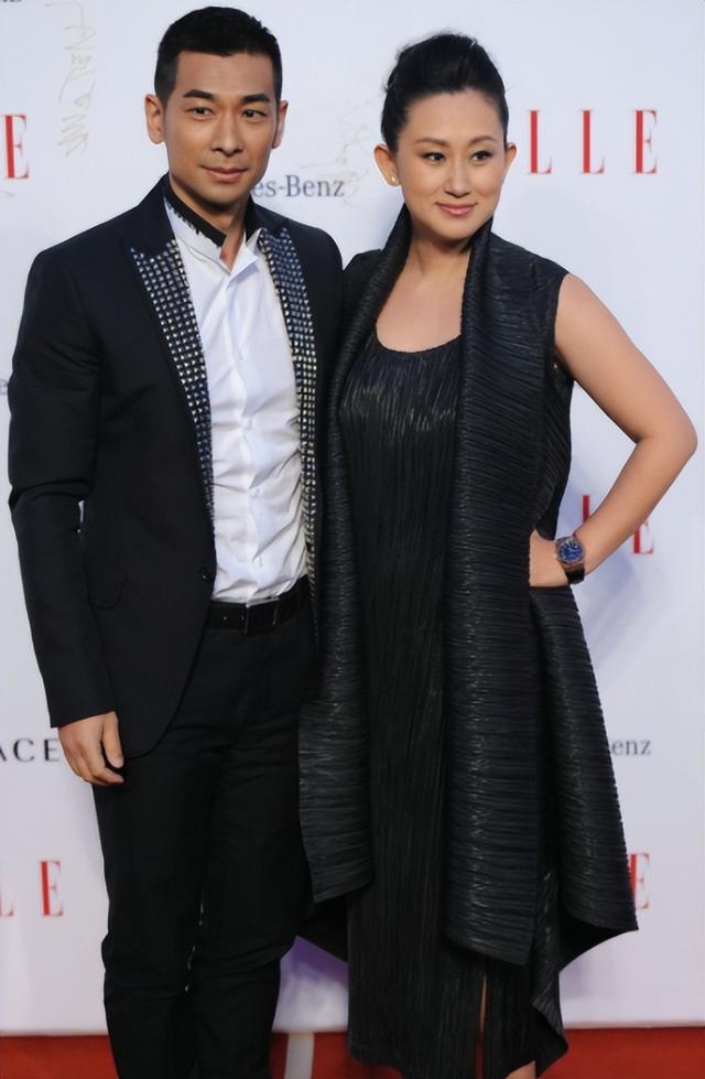 赵文卓老婆，穿情侣装陪老婆逛街（赵文卓老婆是丫蛋吗）