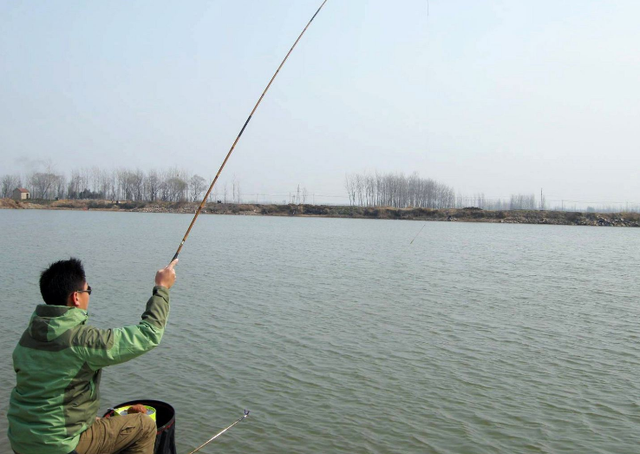 春钓鲫鱼绝密技巧，春钓鲫鱼切勿到了水边就开钓