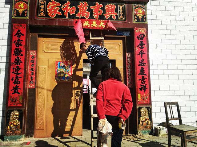 什么时候贴春联，2023年兔年什么时候贴春联好（什么时间贴春联最好）