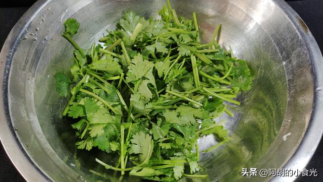 炒香菜怎么做好吃，香菜怎么炒着吃（香菜：因“味道”遭人嫌弃）