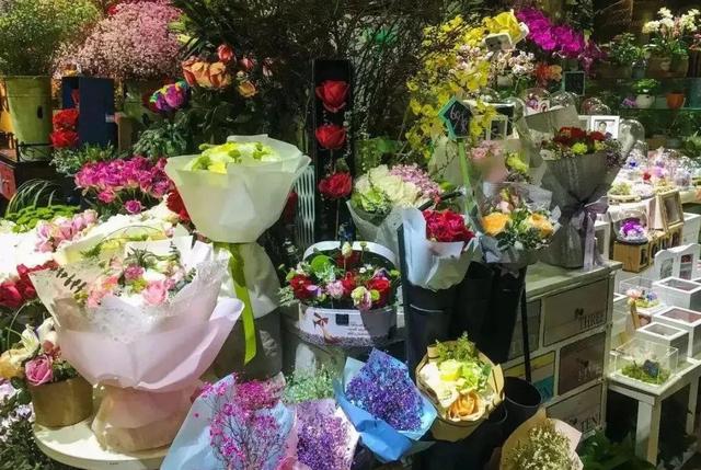 开花店挣钱吗，路边的花店冷冷清清