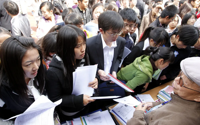 保安工资一般多少钱月，2015上海保安工资多少（95后女大学生从设计院辞职）