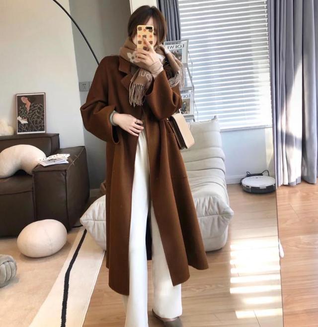 焦糖色是什么颜色，今年流行的焦糖色你能穿么（今年冬天“焦糖色”温暖又高级）