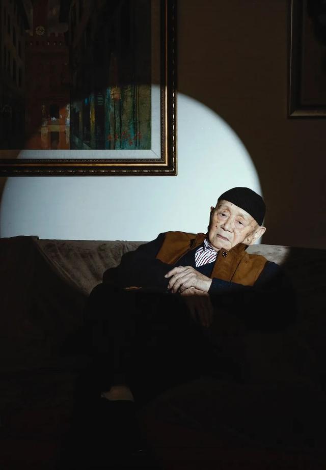 名人笑对挫折的事例简述，名人挫折的简短小故事50字左右（黄永玉：人只要笑，就没有输）