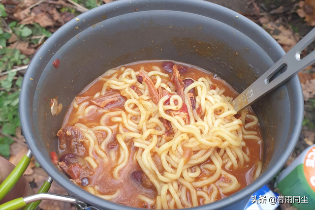 爬山带什么吃的比较好，爬山适合带什么吃的（如何让你的方便面营养均衡、更好吃）