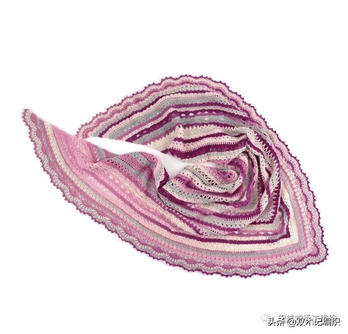 三角围巾的系法图解，三角围巾的各种围法（分享一款多彩三角围巾）