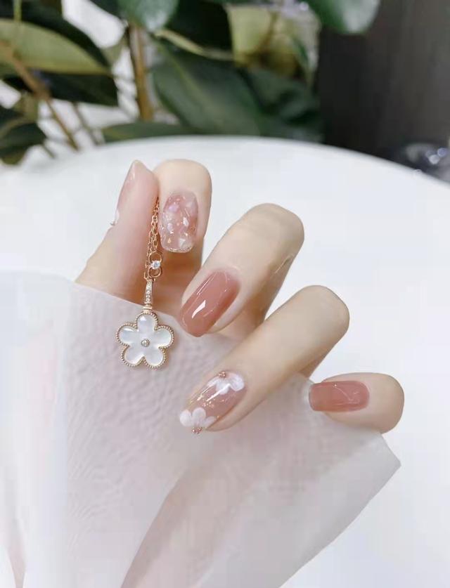 什么颜色指甲油显手白，什么颜色的指甲油显手白（2022年显白又好看的美甲）