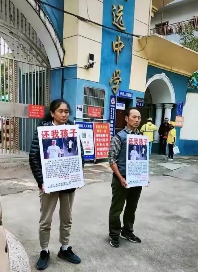 梦见自己没有穿衣服是什么意思，梦见没穿衣服是什么意思（舅舅2次梦见胡鑫宇没衣服穿）