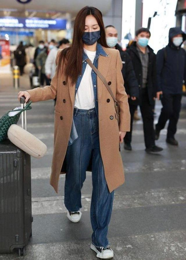 格子衬衫配什么裤子，黑色格子衬衫配什么裤子（格纹衬衫配牛仔裤走机场）