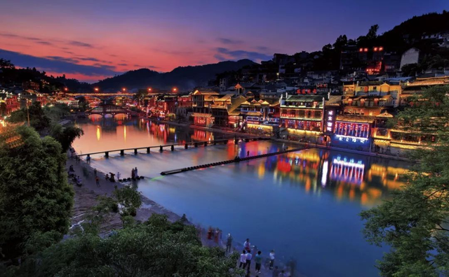 湘西终于开通高铁了，“湘西最美高铁”即将通车