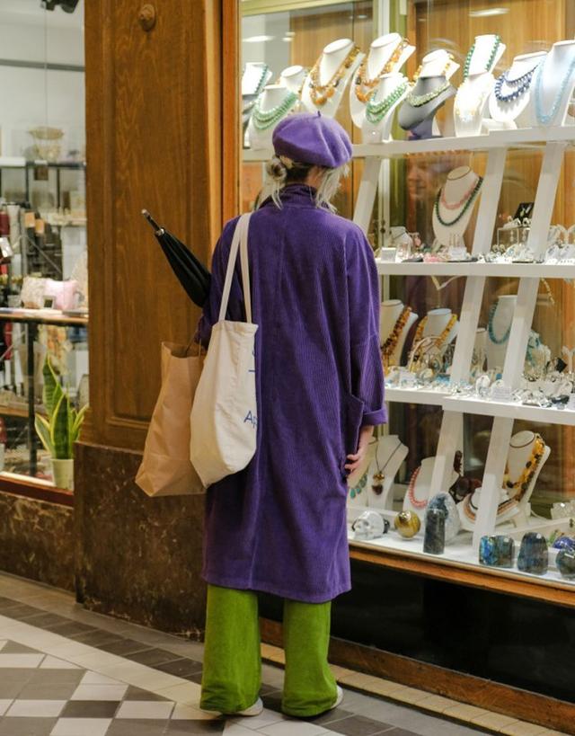 怎样选择包包的颜色，怎么搭配包包的颜色（法国女人不爱“名牌包”）