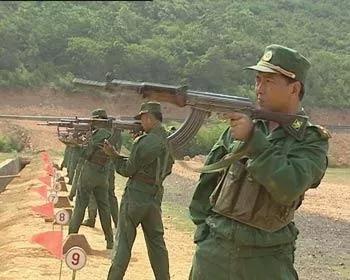 敬礼用哪只手，敬礼用哪只手正确（全军唯一一个用左手敬礼的人）