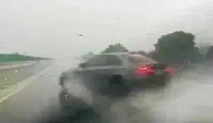 下雨天出行温馨提醒简短，雨天出行关爱提醒的句子（雨天出行要注意！）