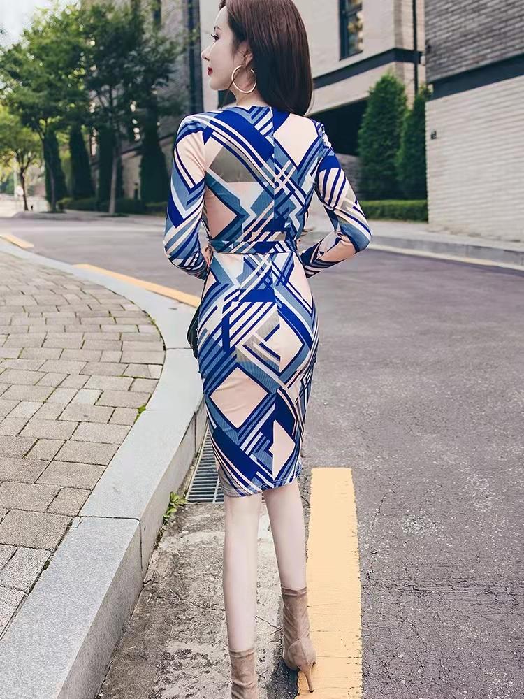 收腰修身连衣裙的优点，收腰修身连衣裙的优点有哪些（气质收腰系带包臀连衣裙）