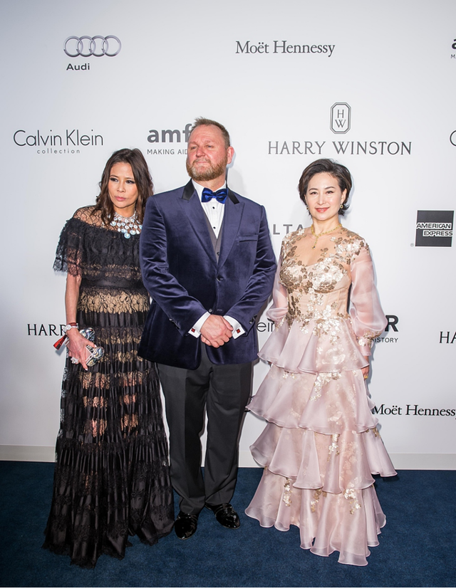 蛋糕裙适合什么年龄的人穿，蛋糕裙适合什么年龄的人穿图片（60岁何超琼蛋糕裙自带气场）