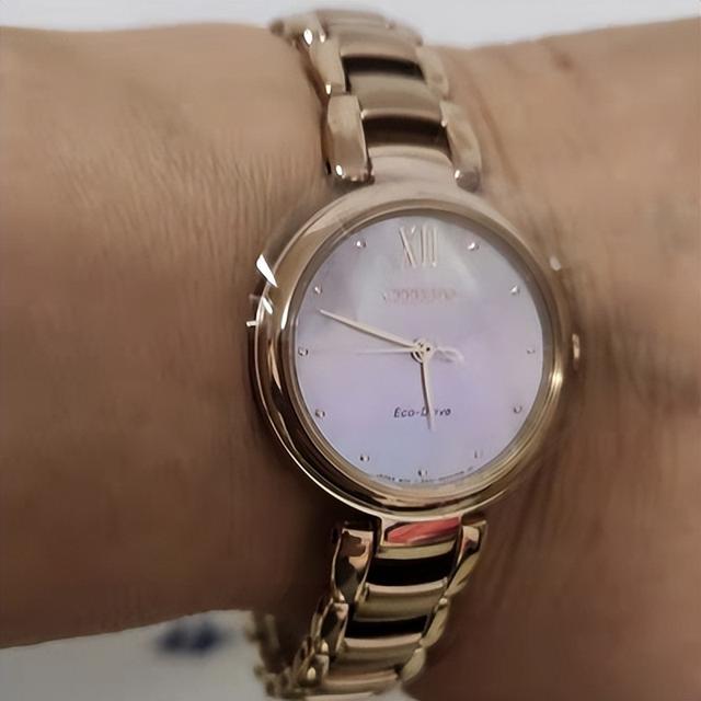 女士手表排行榜前十名，品牌手表女排行榜前十名（看看这两款女士手表吧）