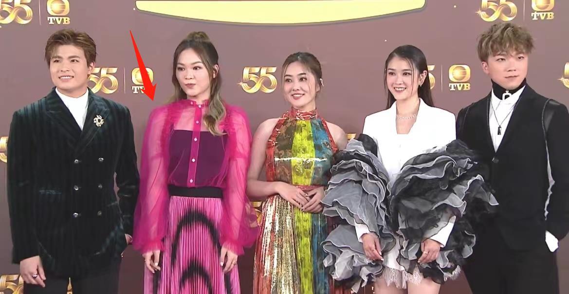 tvb台庆全看点:红毯土气似乡村舞台,陈自瑶走光,观众席没坐满