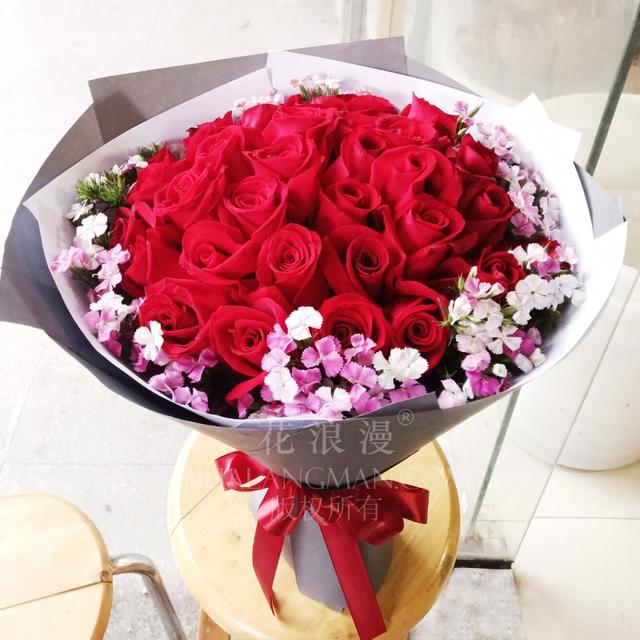 11朵粉玫瑰代表什么，粉玫瑰代表啥（七夕鲜花送几朵比较好）