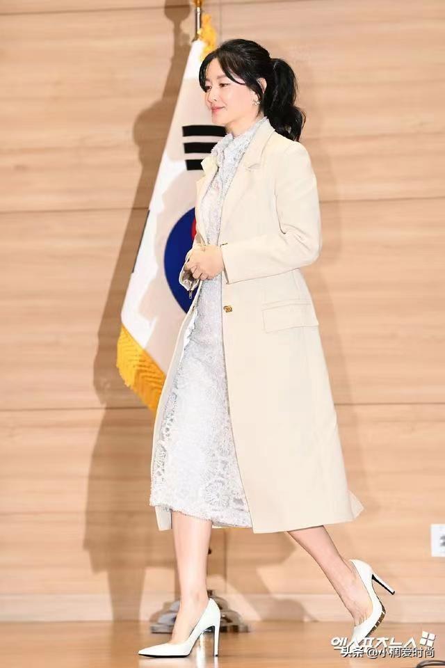 粉红色大衣搭配凸显甜美女神气质，大红色大衣配粉色内搭（看了51岁李英爱的大衣穿搭）