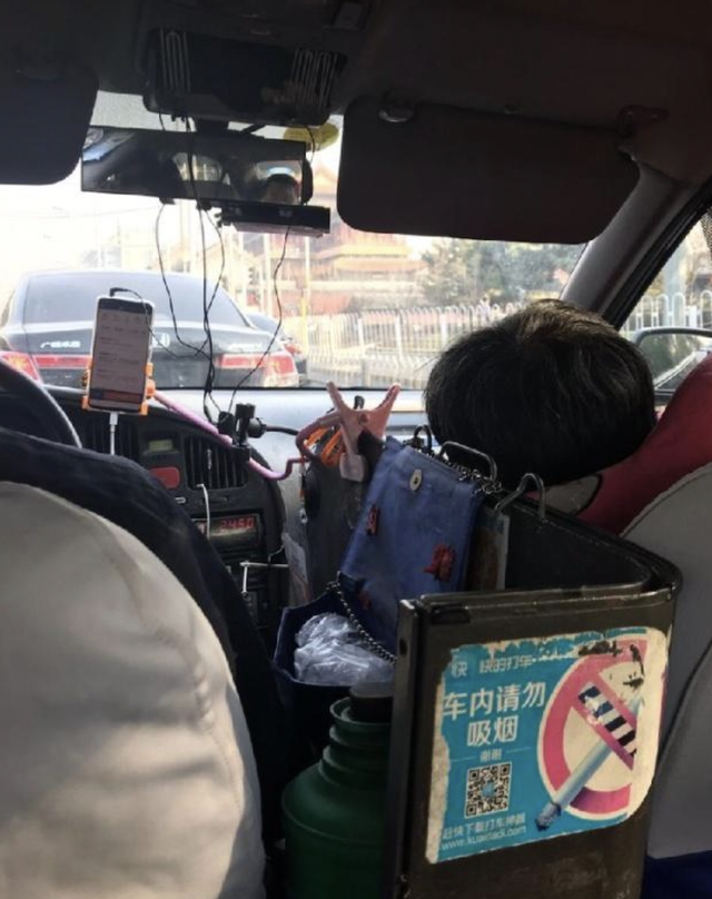 曾经在我眼前却又消失不见，曾经在我眼前却又消失不见歌词（“我会反复爱上你）