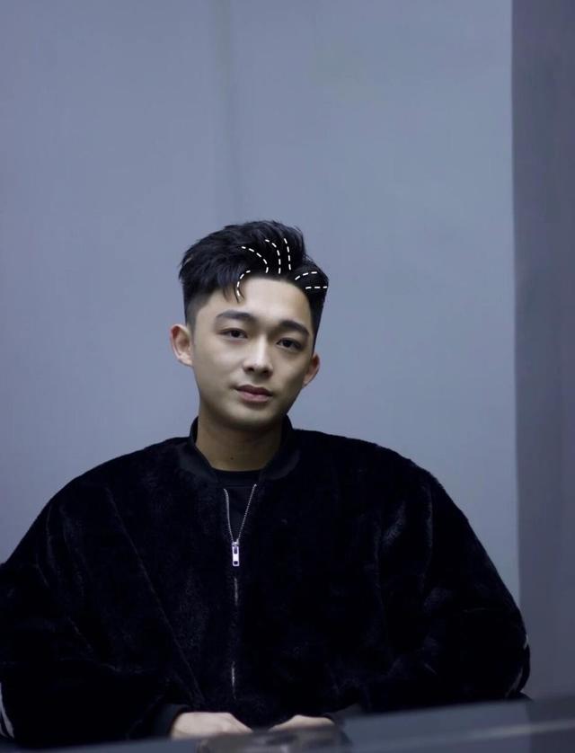 圆脸男生适合的发型，圆脸男生适合什么发型（又到了男生扎堆理发的季节）