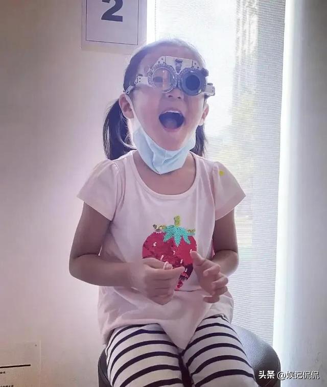 贾静雯女儿咘咘，贾静雯女儿咘咘现在长大的样子（7岁咘咘戴600度眼镜气质大变）