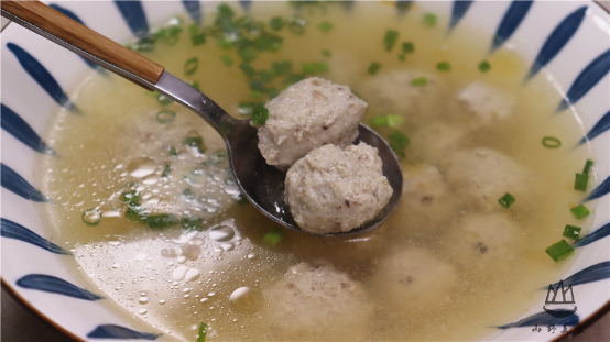 水煮肉丸子的家常做法,水煮肉丸子怎么做(一斤猪肉做两锅肉丸子)