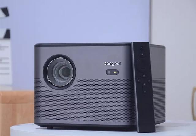 投影仪中灯泡的作用，投影仪中灯泡的作用是什么（2022家用投影仪选哪个光源好）