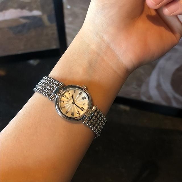 女士手表排行榜前十名，品牌手表女排行榜前十名（看看这两款女士手表吧）