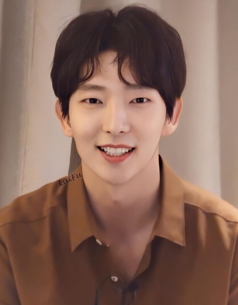 前面的几位明星里多少有个3分像的,看最后这位韩国艺人李准基的蜡像