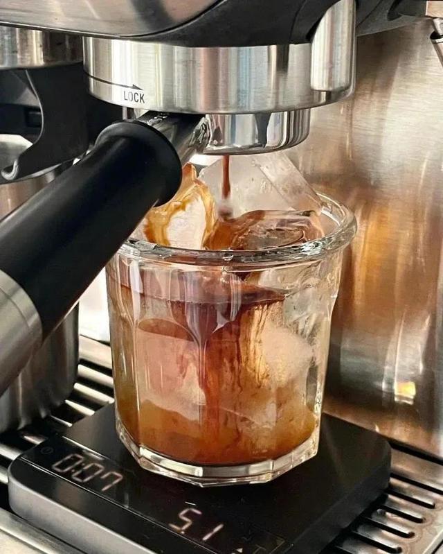 拿铁有咖啡成分吗，拿铁含咖啡吗（这样的喝咖啡鄙视链你认同吗）