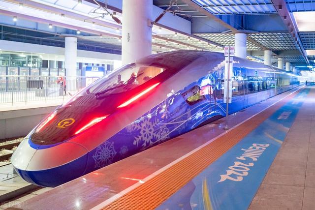 飞机和高铁哪个更安全，飞机高铁哪个安全系数高（两种交通方式的优势和劣势分析如下）