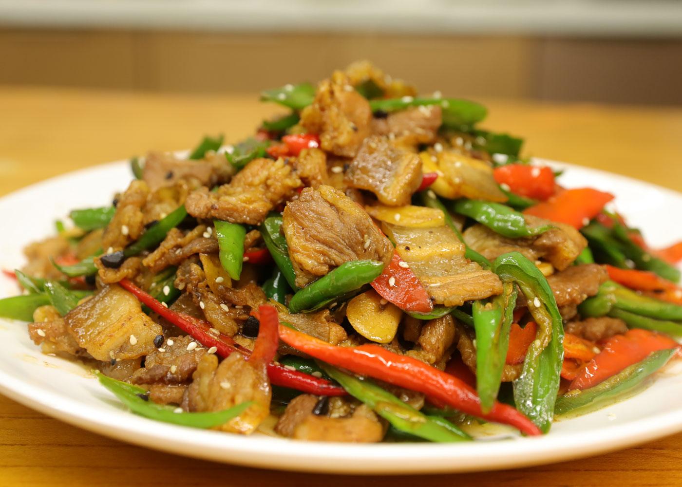 湘菜系中的小炒肉,香辣软嫩,妥妥的下饭界王者,这道菜瘦得多 ,肥的少.