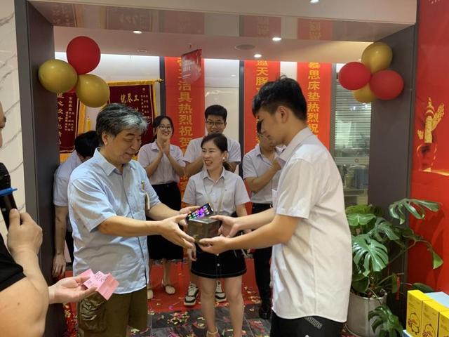 家私开业怎么说祝福语，家具城开业祝福语（高品质好颜值巨优惠——金煌装饰整家定制家居馆盛大开业）