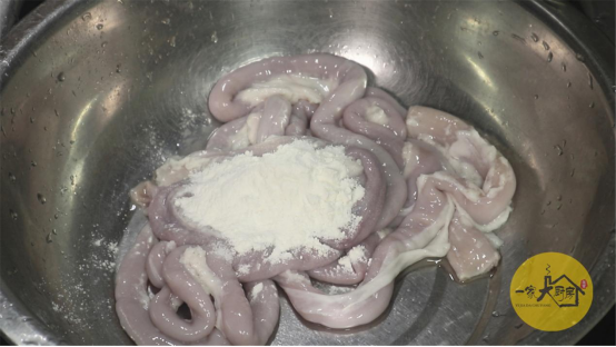 猪粉肠怎么清洗，猪粉肠怎么洗才会保留粉（原来蒸粉肠也有技巧）