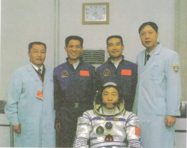 宇宙航天员，宇宙航天员的画（为何仅有2位被称为“航天英雄”）