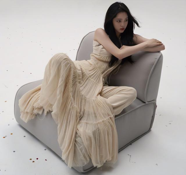 才女欧阳娜娜可爱照片，才女欧阳娜娜可爱照片头像（穿吊带皮衣跪地十分性感图片）