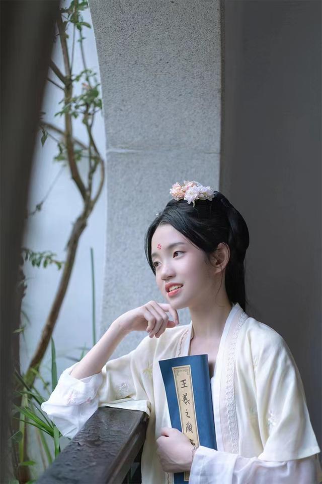 适合教师节的歌曲，适合教师节的歌曲有哪些年轻一点的（肖涵悦新歌《听老师的话》献给老师们）